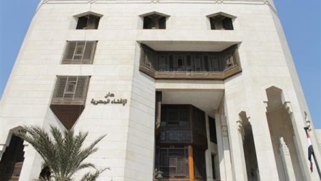 الإفتاء: سداد دين الغارم يدخل ضمن مصارف الزكاة