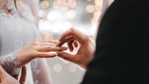 الشباب يريدون الاستقرار.. الزواج التقليدي”رجع” وترشيحات الأهل والمعارف تكسب