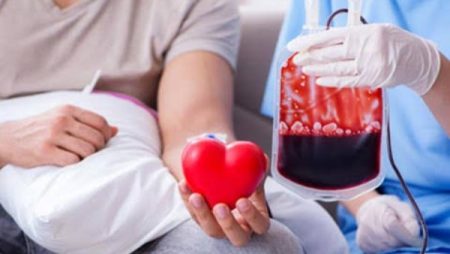 أجر عظيم وفوائد صحية.. دينا أبو الخير تكشف عن فضل التبرع بالدم