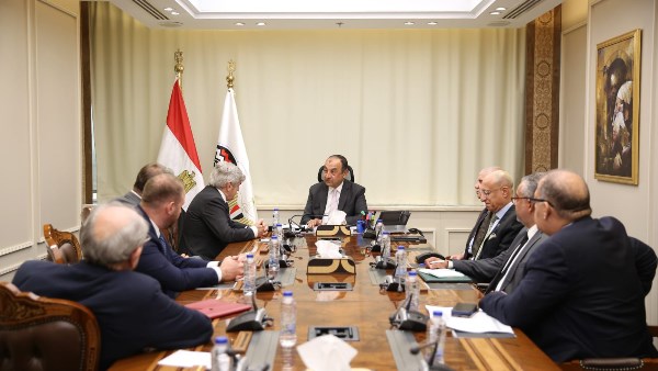 وزير قطاع الأعمال يبحث تطورات مشروع حامض النيتريك ونترات الأمونيوم بأسوان