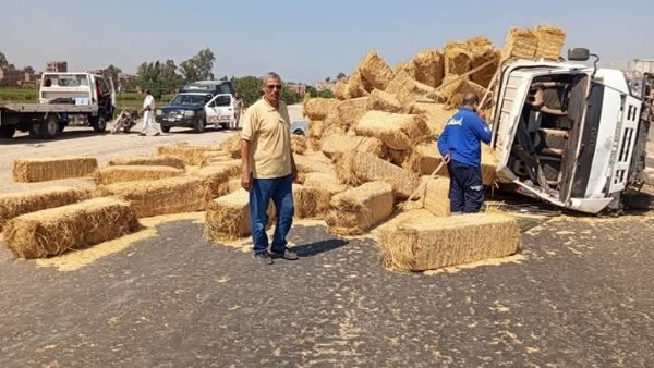 انقلاب سيارة محملة بقش الارز بعد تصادم مع ملاكي علي الإقليمي بالمنوفية| صور انقلاب سيارة محملة بقش الارز بعد تصادم مع ملاكي علي الإقليمي بالمنوفية| صور