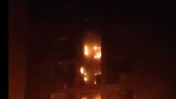 السيطرة على حريق عقار سكني بطريق التأمين في أسوان