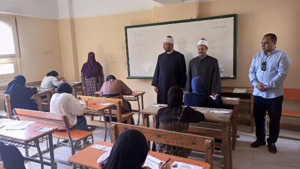 طلاب الثانوية الأزهرية بالإسكندرية يؤدون امتحان الصرف دون مشاكل