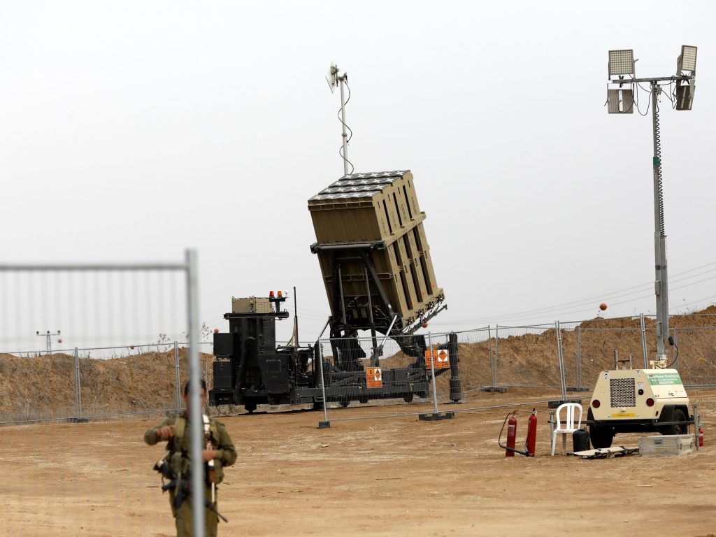 إسرائيل تتجاهل اعتراض صاروخ يمني سقط بالضفة