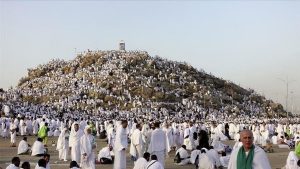 حجاج بيت الله الحرام يؤدون ركن الحج الأعظم بالوقوف على جبل عرفات