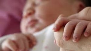 جهود أمنية لحل لغز العثور على رضيع بمقلب قمامة في فيصل