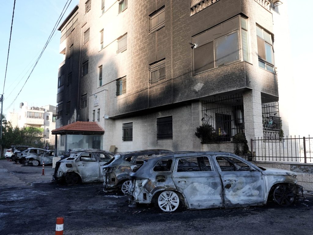 تصاعد هجمات المستوطنين بالضفة وجيش الاحتلال يعتقل العشرات