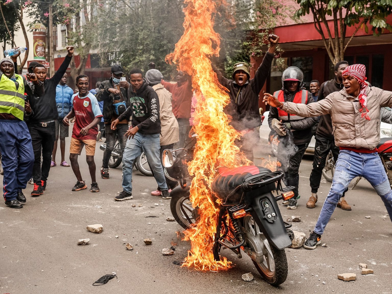 الصور: تطلق شرطة كينيان المارة في مسافة قريبة خلال آخر الاحتجاجات