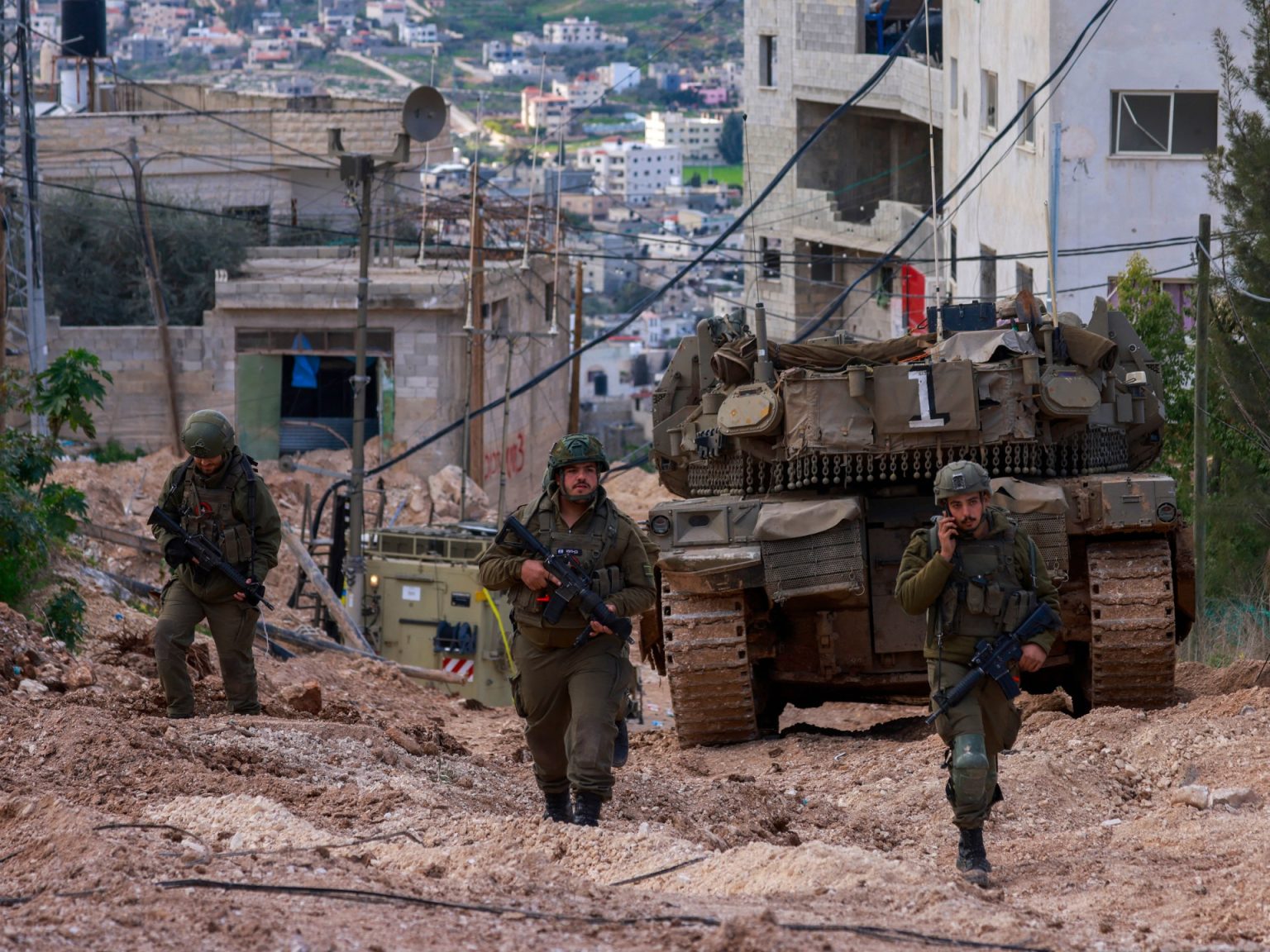 الاحتلال يدفع بتعزيزات لمخيم جنين ودعوات أممية لإنهاء العنف بالضفة