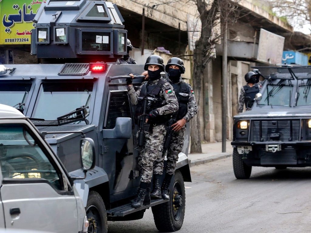 إصابتان وتضرر منازل بإربد إثر اعتراض مسيرات وصواريخ بالأجواء الأردنية