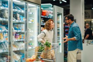 صديقي يوبخني في الأماكن العامة – ويجعلني أعتذر للغرباء