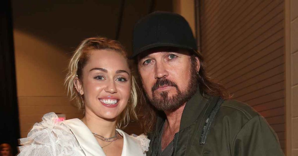 مايلي سايروس يدعي أن أبي بيلي راي كان يدخن مرة واحدة على مجموعة “هانا مونتانا” – وألقى الجميع باللوم عليها