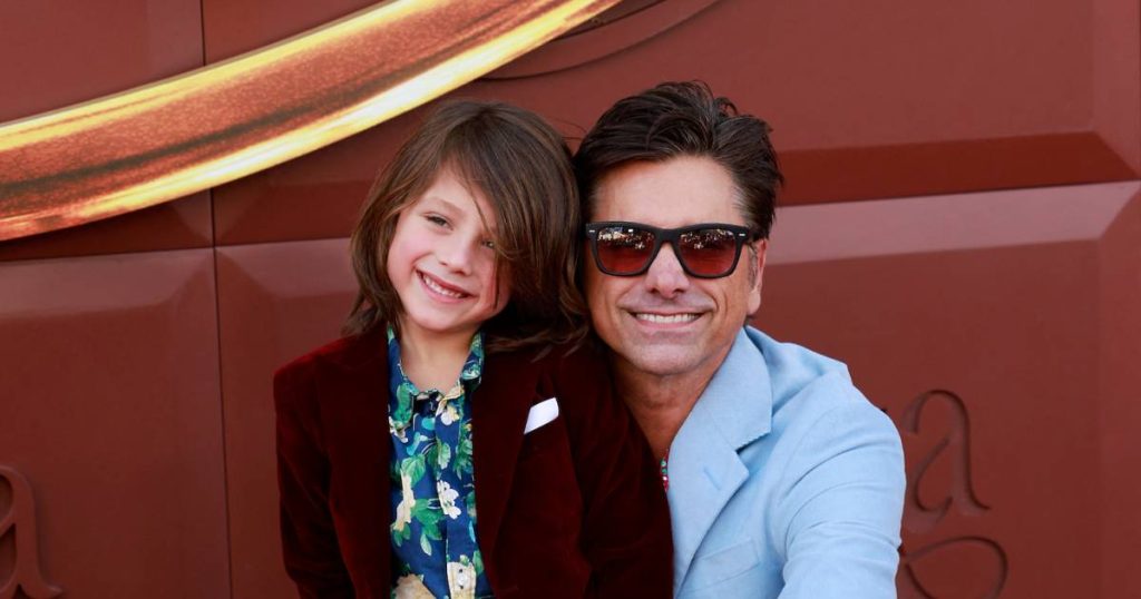 كيف يتابع ابن جون ستاموس البالغ من العمر 7 سنوات بالفعل على خطى والده (حصري)