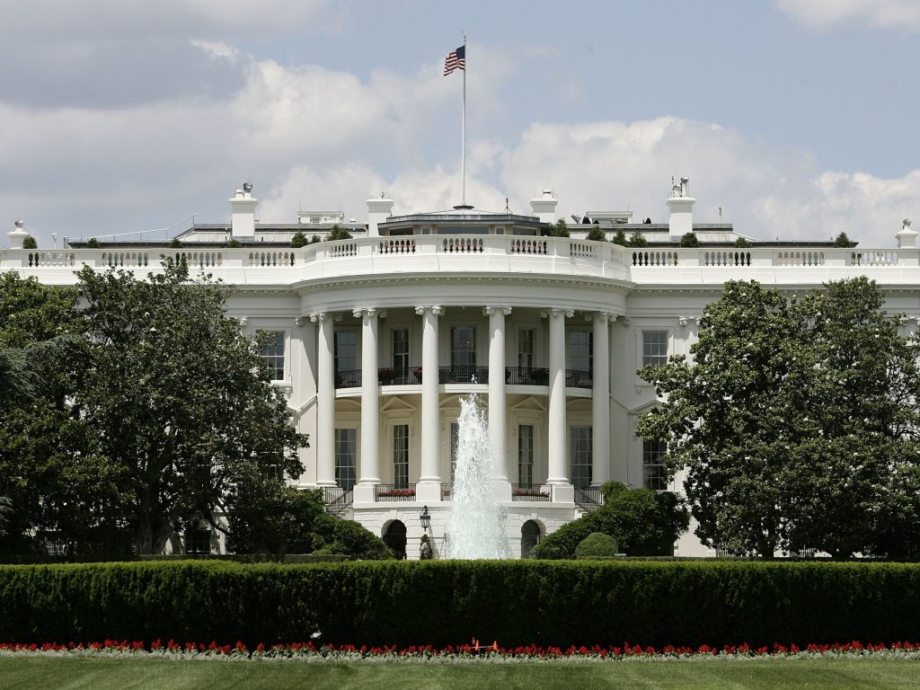البيت الأبيض يوصي بإنهاء تمويل تحقيقات جرائم الحرب