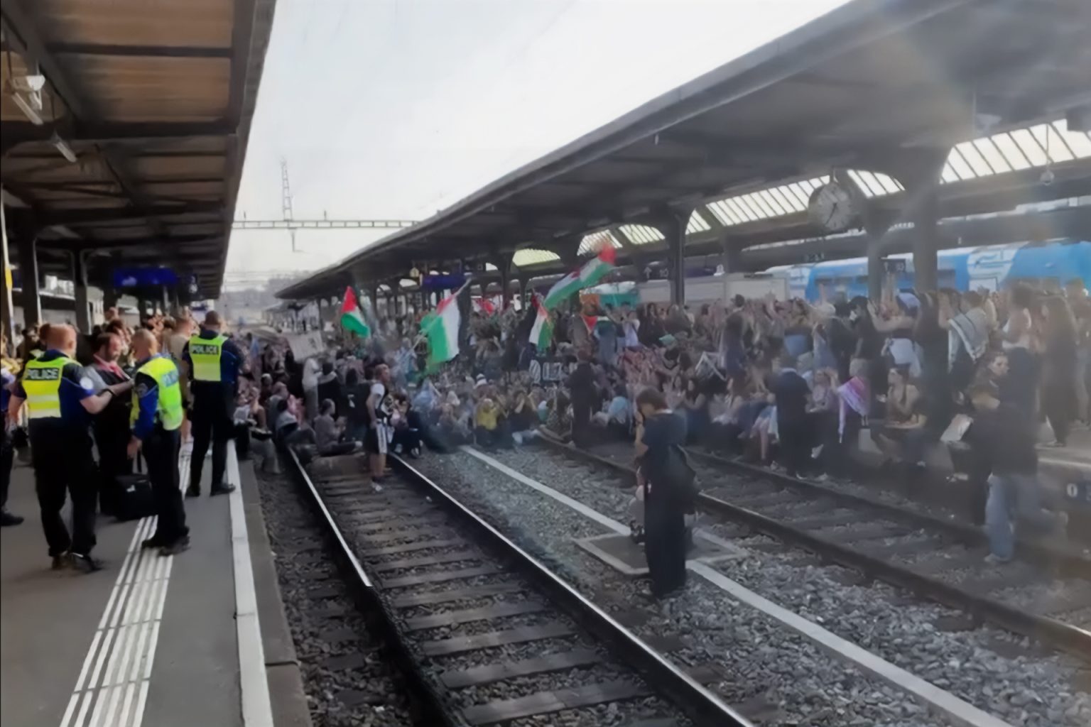 متظاهرون مؤيدون للفلسطينيين يعرقلون حركة القطارات في سويسرا