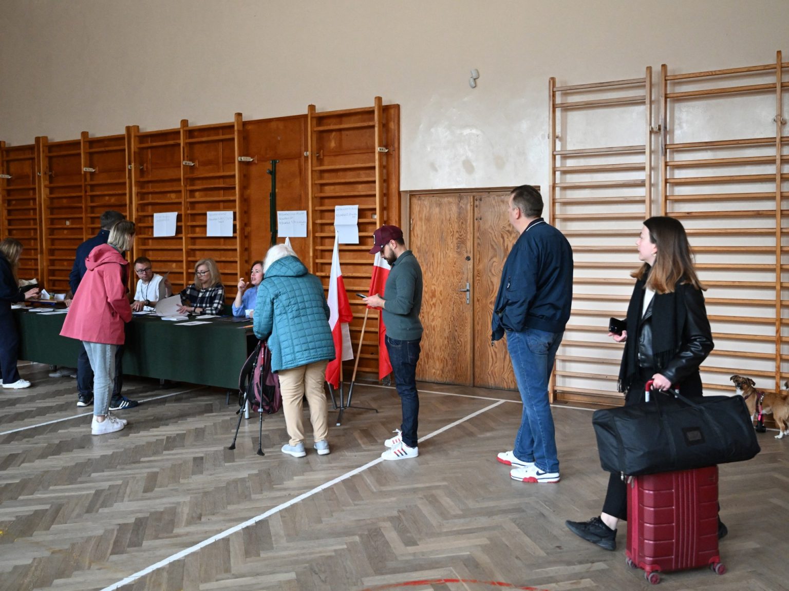 جولة انتخابات رئاسية حاسمة في بولندا وتنافس شديد بين ليبرالي ومحافظ