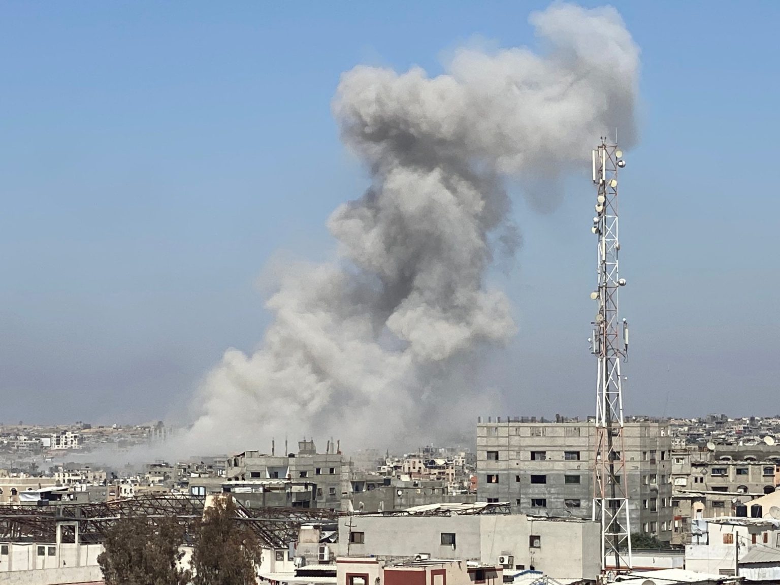 الحرب على غزة.. الاحتلال يواصل مجازر المساعدات ويغلق مدنا بالضفة