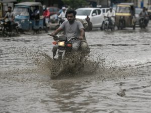 عشرات القتلى في فيضانات بباكستان