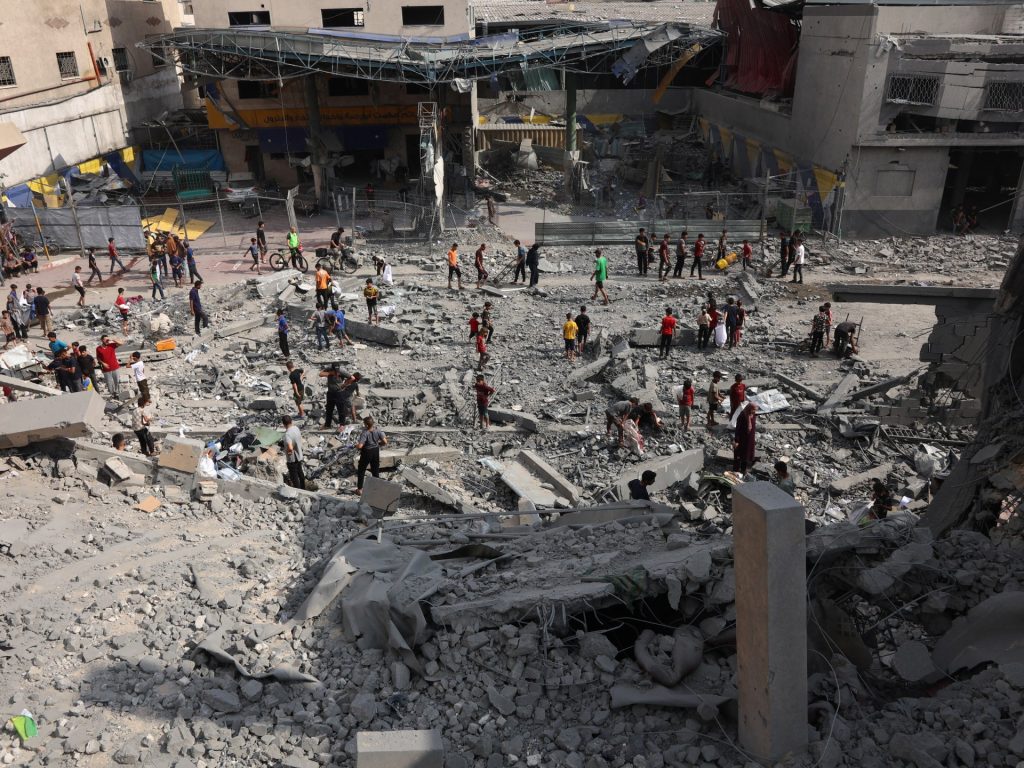 رايتس ووتش: إسرائيل قصفت 500 مدرسة تؤوي نازحين في غزة