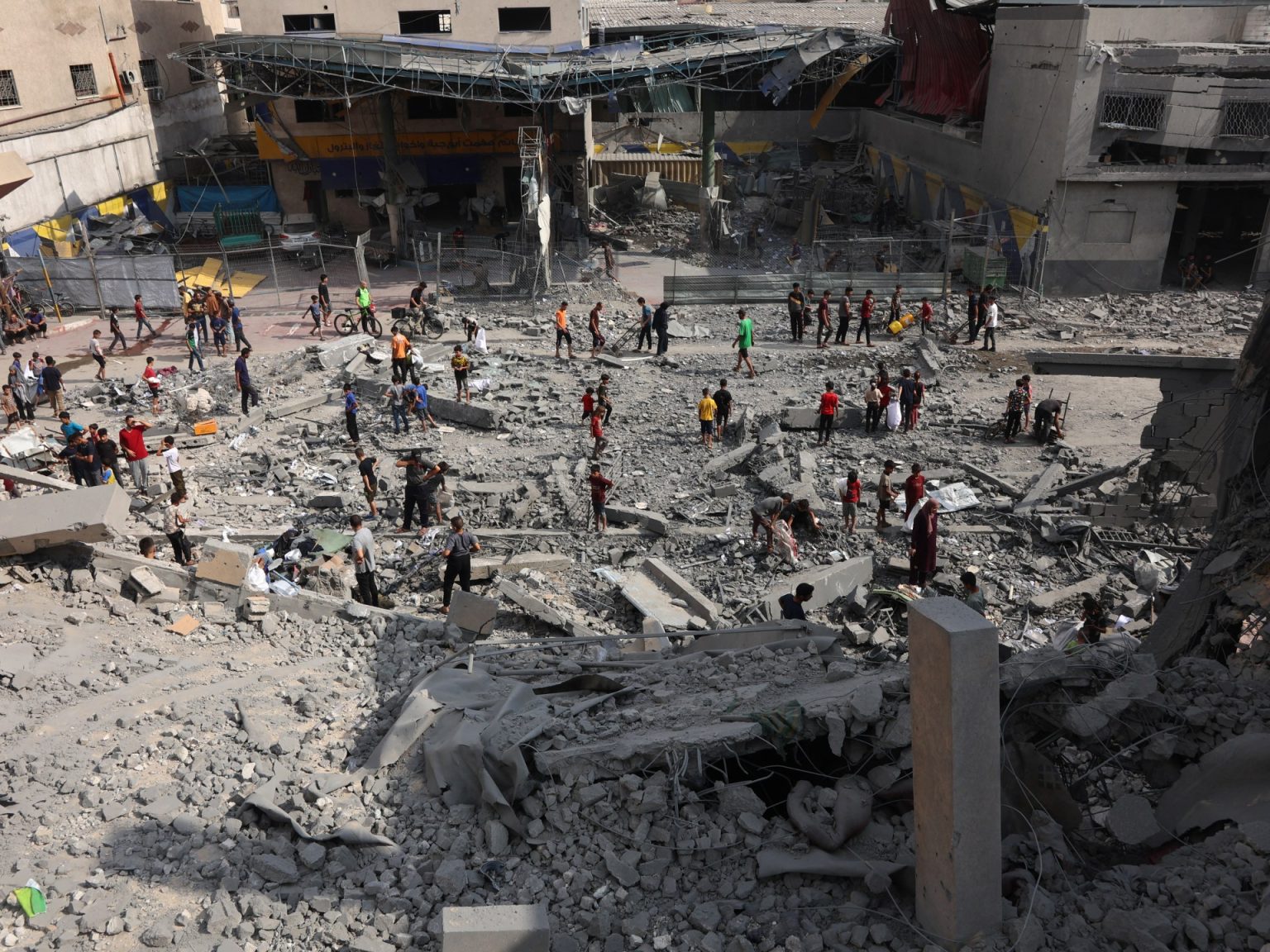 رايتس ووتش: إسرائيل قصفت 500 مدرسة تؤوي نازحين في غزة