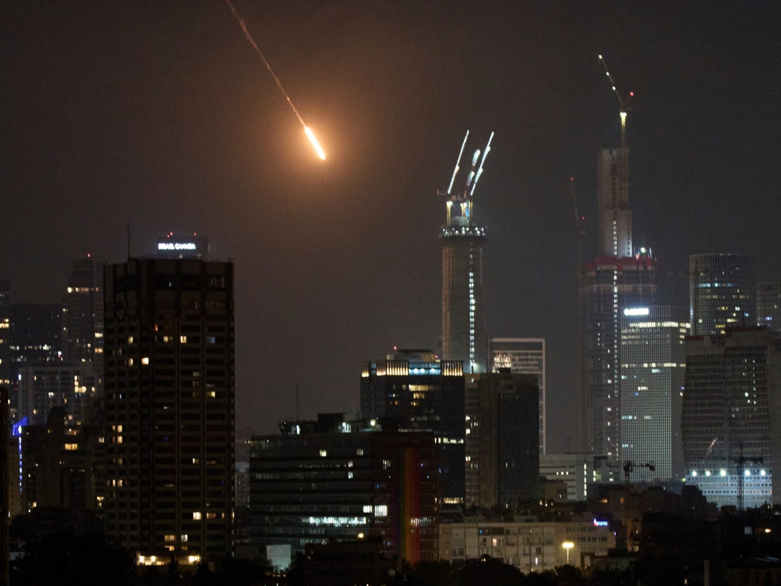 المواجهة بين إسرائيل وإيران.. طهران تطلق دفعة خامسة من الصورايخ وتقديرات باستمرار النزاع أسبوعا