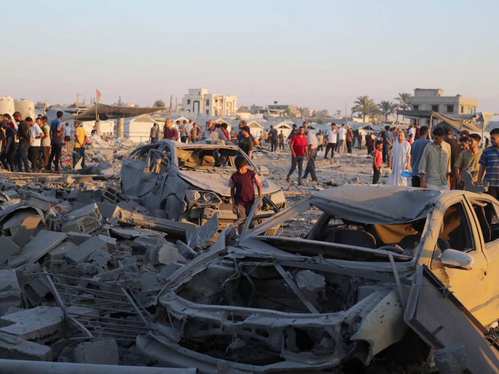 عشرات الشهداء بغارات على غزة واستمرار المجازر بمراكز توزيع المساعدات