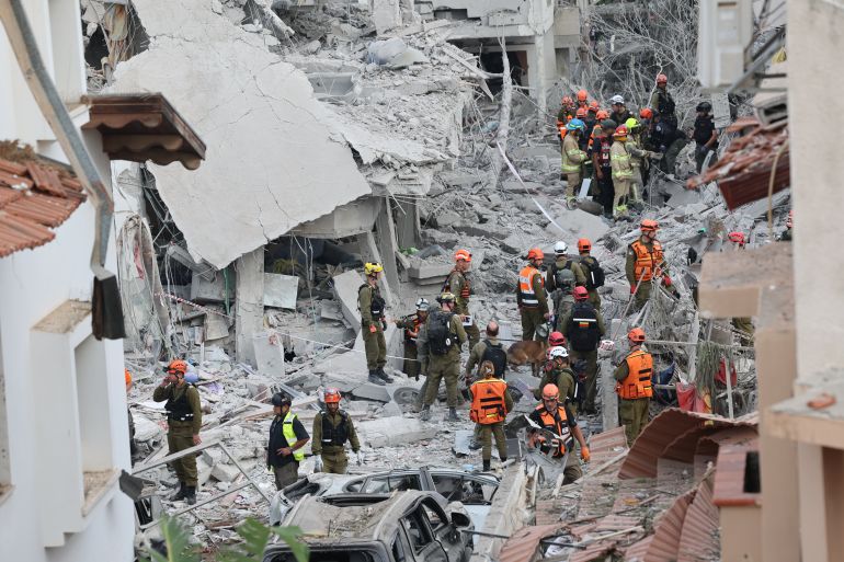 epa12174523 Israeli rescue teams at the site where Iranian ballistic missiles hit residential buildings in Rishon LeZion, near Tel Aviv, Israel, 14 June 2025. An Israeli Defense Forces (IDF) spokesperson said Iran launched a wave of ballistic missiles toward Israel, and according to emergency service Magen David Adom (MDA), 21 people were injured, including two in critical condition. EPA-EFE/ABIR SULTAN