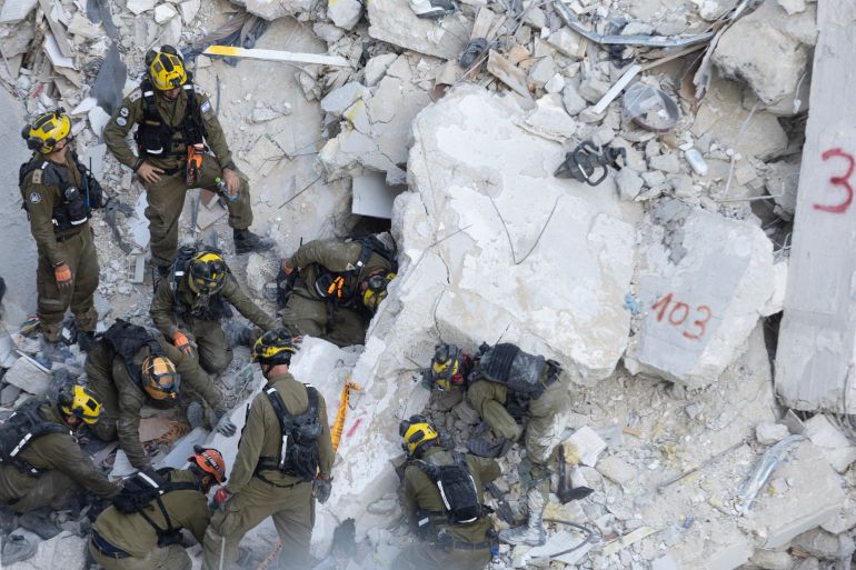 BAT YAM, ISRAEL - JUNE 15: Emergency and rescue soldiers search for trapped people around heavily damaged buildings after an overnight missile strike from Iran on June 15, 2025 in Bat Yam Israel. Iran launched a retaliatory missile strike on Israel starting late on June 13, after a series of Israeli airstrikes earlier in the day targeted Iranian military and nuclear sites, as well as top military officials. (Photo by Amir Levy/Getty Images)