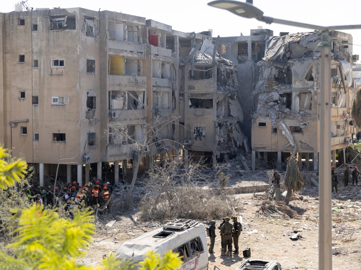 حرب إسرائيل وإيران.. هجوم إيراني بالصواريخ والمسيّرات وترامب سيتخذ قراره خلال أسبوعين