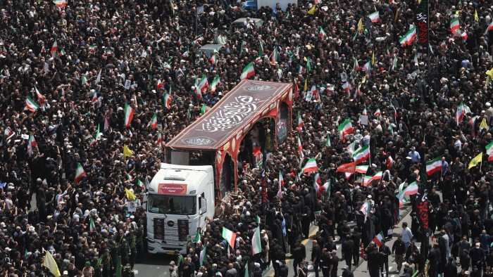 إيران تحمل موكب جنازة لكبار القادة الذين قتلوا في ضربات إسرائيلية