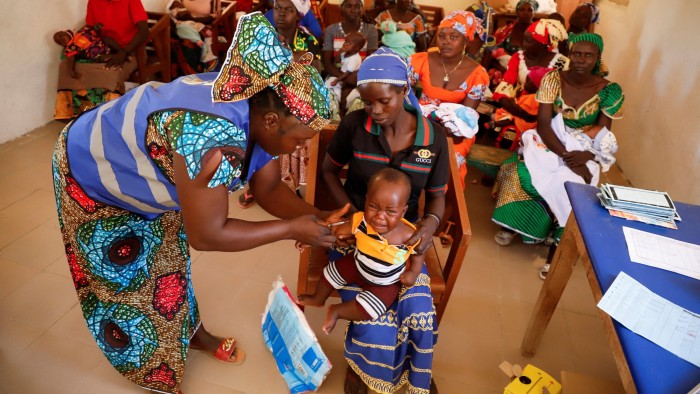 يمكن لأكثر من 13 مليون شخص في إفريقيا أن يمسكوا بالملاريا بسبب التخفيضات المقترحة لنا