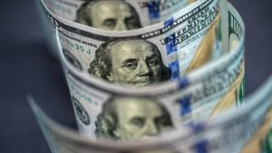 يغرق الدولار إلى أدنى مستوى في ثلاث سنوات على تهديد ترامب التعريفي
