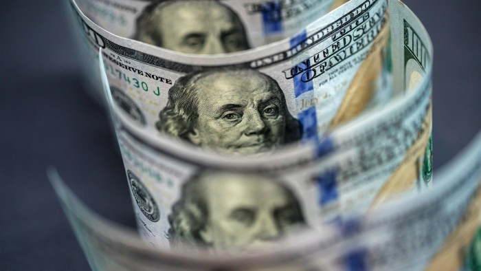 يغرق الدولار إلى أدنى مستوى في ثلاث سنوات على تهديد ترامب التعريفي