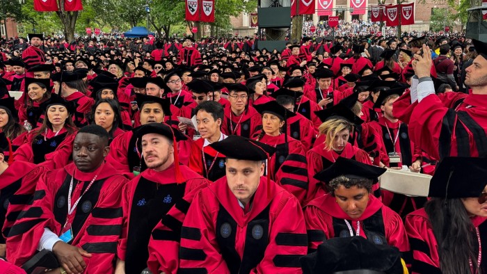 جامعة هارفارد في محادثات مع الجامعات لاستضافة الطلاب الذين ضربوا من خلال تأشيرة دونالد ترامب