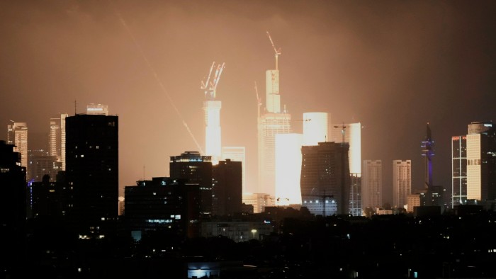 تطلق إيران موجة من الضربات الصاروخية ضد إسرائيل