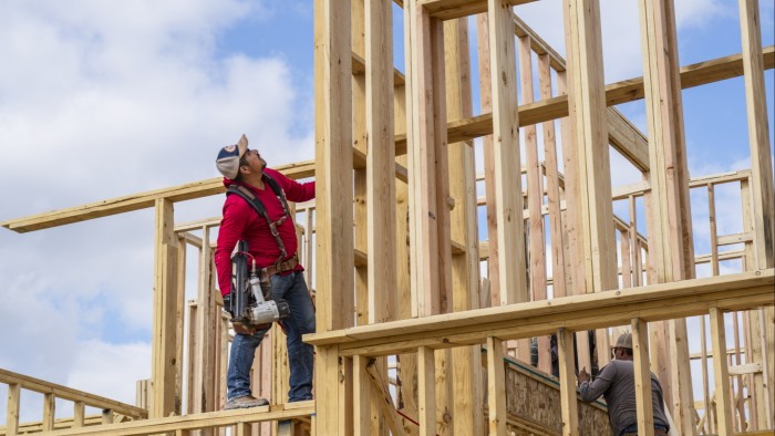 ينخفض بناء السكن في الولايات المتحدة إلى أدنى مستوى في 5 سنوات حيث تزن التعريفات على القطاع