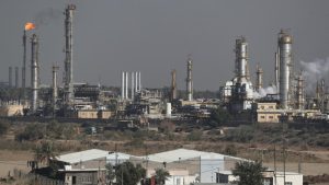 يعود سعر النفط مع تدفق الخام من خلال مضيق هرموز غير متأثر