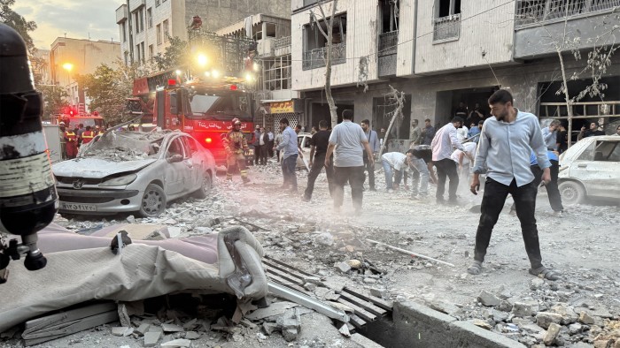 ترك سكان طهران الترنح بعد ضربات إسرائيلية