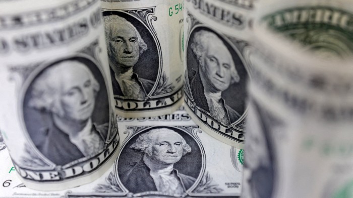 تنزلق الدولار نحو أدنى مستوى في ثلاث سنوات حيث تخشى البيانات الأمريكية الضعيفة في الولايات المتحدة
