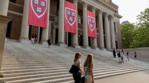 يتحدى جامعة هارفارد حظر دونالد ترامب على دخول طلابه الأجانب إلى الولايات المتحدة