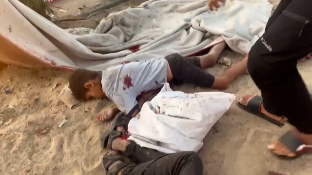 شهداء ومصابون بقصف استهدف خيمة للنازحين بمواصي خان يونس