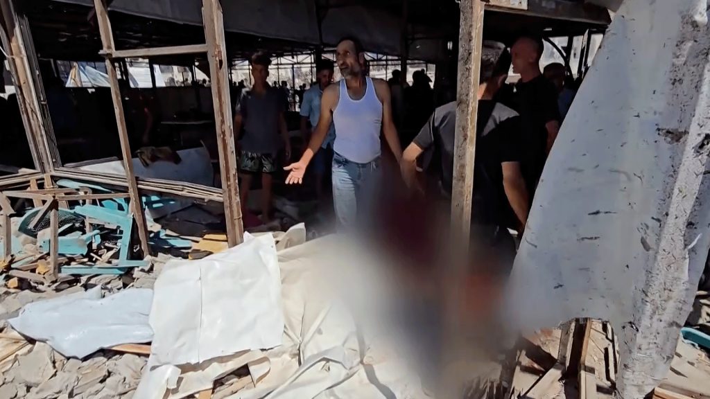 عشرات الشهداء بقصف إسرائيلي استهدف استراحة ترفيهية على شاطئ غزة