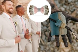 عند ربط العقدة ، قم بتمسك رقبتك بعلاقات أنيقة