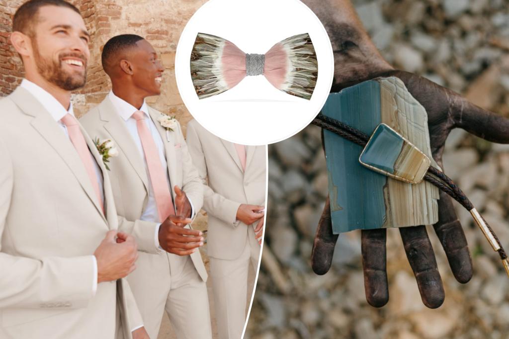 عند ربط العقدة ، قم بتمسك رقبتك بعلاقات أنيقة