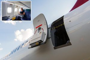 ماذا يحدث إذا تم فتح باب الخروج الطارئ للطائرة؟ الطيار يكشف الحقيقة