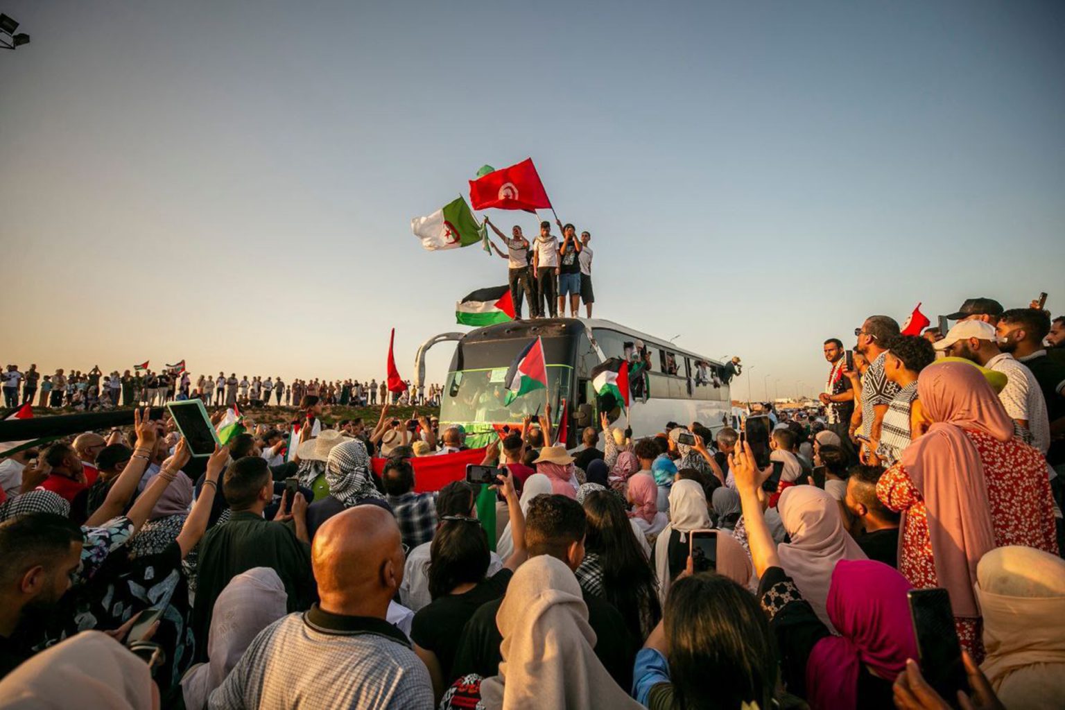 مغردون يناقشون مصير قافلة الصمود مع اقترابها من الحدود المصرية