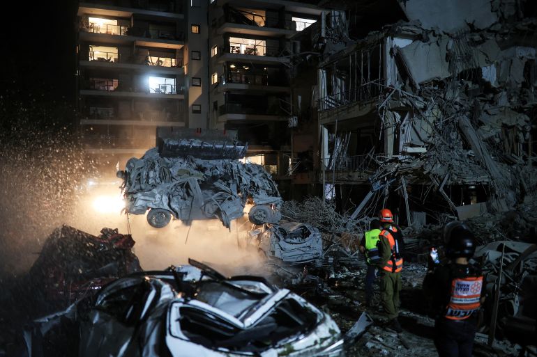 Rescue and security personnel work at an impact site following missile attack from Iran on Israel, at Ramat Gan June 13, 2025 REUTERS/Itai Ron ISRAEL OUT. NO COMMERCIAL OR EDITORIAL SALES IN ISRAEL TPX IMAGES OF THE DAY