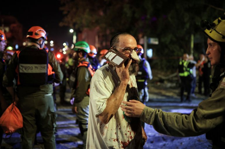 Rescue and security personnel attend a wounded person at an impact site following missile attack from Iran on Israel, in Ramat Gan, Israel June 13, 2025 REUTERS/Itai Ron ISRAEL OUT. NO COMMERCIAL OR EDITORIAL SALES IN ISRAEL