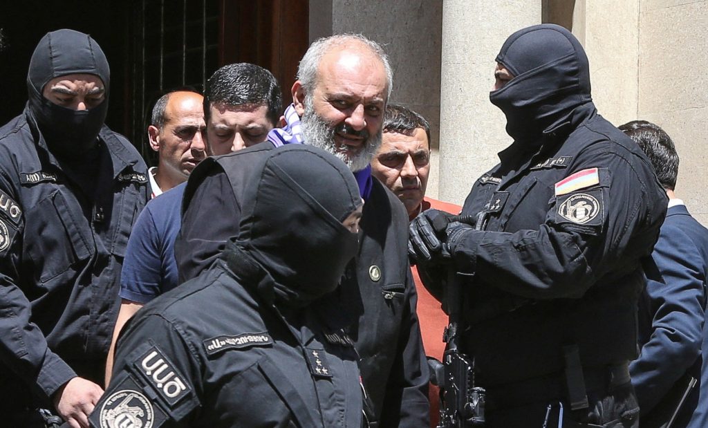 حبس رئيس الأساقفة في أرمينيا بتهمة تنفيذ محاولة انقلاب