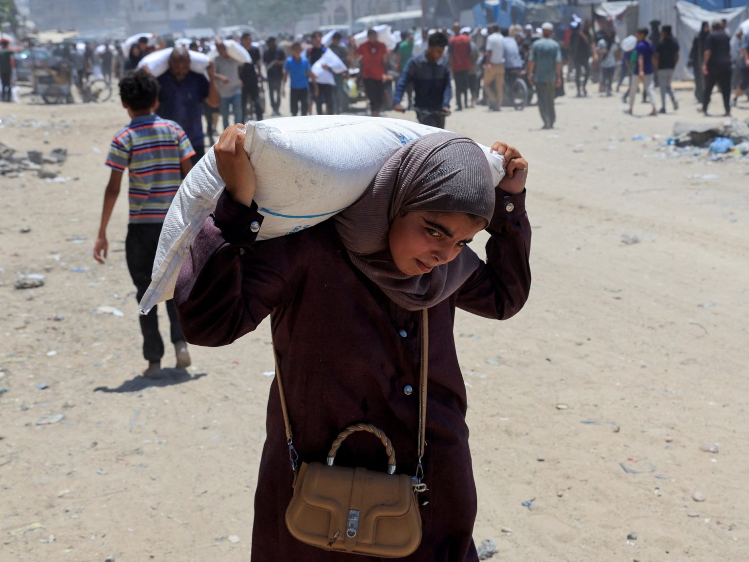 غزة توثق العثور على أقراص مخدرة داخل أكياس الطحين